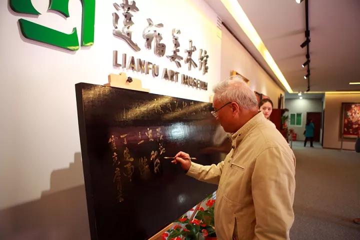 嘉賓（中國(guó)海峽兩岸關(guān)系協(xié)會(huì)副會(huì)長(zhǎng)張銘清）在“漆水流觴”漆畫創(chuàng)作畫板上簽字留念.jpg