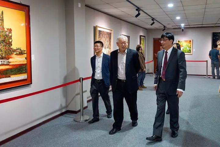 蓮福文化董事長(zhǎng)葉水省陪同中共廈門市委常委、宣傳部長(zhǎng)葉重耕（中），廈門市文廣新局黨組成員、副巡視員葉細(xì)致（左）參觀展覽.jpg