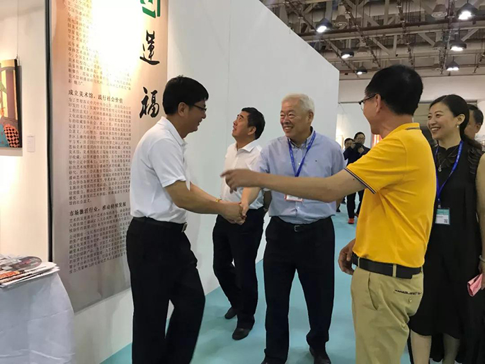 中共廈門市市委常委、宣傳部部長(zhǎng)葉重耕領(lǐng)導(dǎo)一行人參觀蓮福文化漆畫展區(qū).jpg