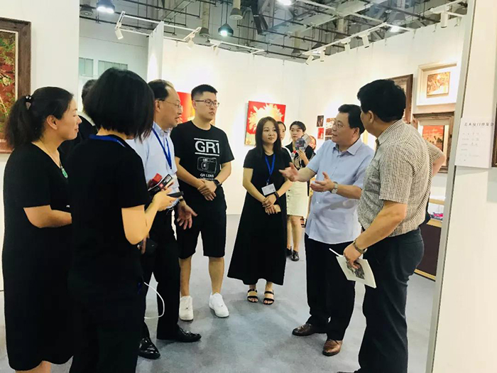 福建省商務(wù)廳廳長(zhǎng)吳南翔、廈門市會(huì)展局局長(zhǎng)王瓊文一行人參觀蓮福文化漆畫展區(qū).jpg
