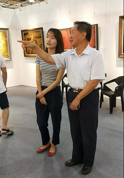 廈門市原副市長(zhǎng)潘世建參觀蓮福文化漆畫展區(qū).jpg