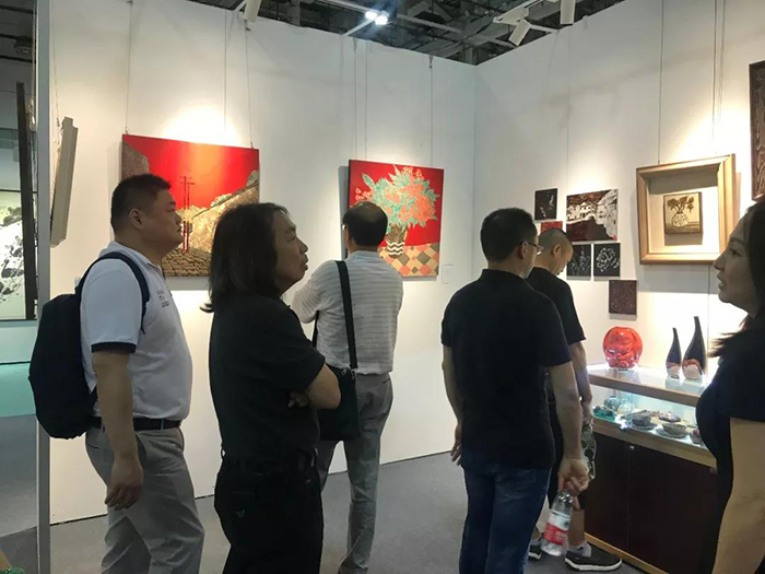 中國(guó)漆畫藝委會(huì)主任陳金華一行人參觀蓮福文化漆畫展區(qū).jpg