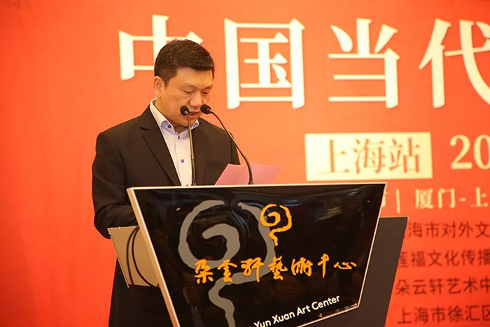 上海朵云軒集團(tuán)副總經(jīng)理朱逸青在開幕式上致辭.jpg