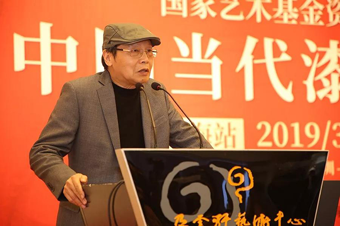 上海市美術(shù)家協(xié)會(huì)漆畫工作委員會(huì)主任、華東師范大學(xué)美術(shù)學(xué)院教授尹呈忠在開幕式上致辭.jpg