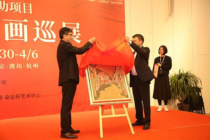 作品捐贈(zèng)現(xiàn)場(chǎng).jpg