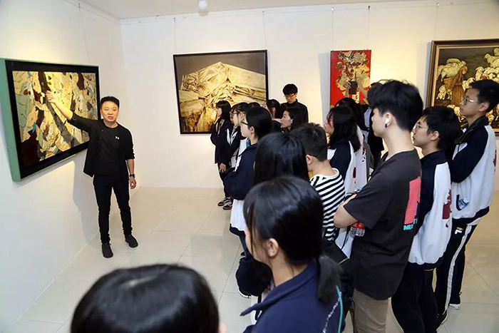 參展藝術(shù)家、華南師范大學(xué)李瑜琪老師為觀眾導(dǎo)覽作品.jpg