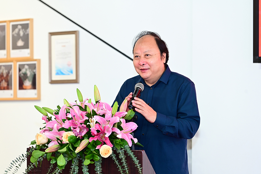 4、展覽的學(xué)術(shù)支持單位代表福建省美術(shù)家協(xié)會(huì)副主席、秘書(shū)長(zhǎng) 趙勝利為展覽開(kāi)幕式致辭.JPG