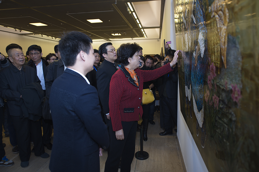 全國人大常委會原副委員長、全國婦聯(lián)原主席陳至立參觀畫展并與蘇國偉親切交流.jpg