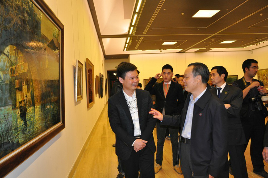 北京大學(xué)原校長周其鳳參觀蘇國偉畫展.jpg