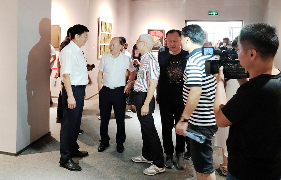 廈門市委宣傳部副部長、二級(jí)巡視員彭心安蒞臨展覽現(xiàn)場參觀指導(dǎo)，福州大學(xué)中國漆畫藝術(shù)研究院名譽(yù)院長葉細(xì)致、廈門市蓮福美術(shù)館館長葉水省陪同參觀導(dǎo)覽.jpg
